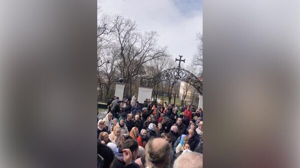 Сторонники раскольнической ПЦУ собираются у собора УПЦ в Каменце-Подольском