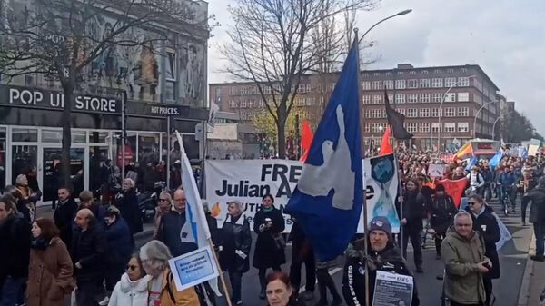 Мирный марш в Берлине против поставок оружия Киеву