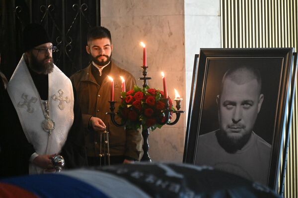 Прощание с военкором Владленом Татарским на Троекуровском кладбище в Москве