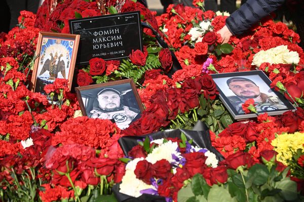 Прощание с военкором Владленом Татарским на Троекуровском кладбище в Москве
