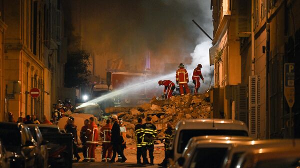 Спасатели на месте обрушения здания в городе Марсель на юге Франции