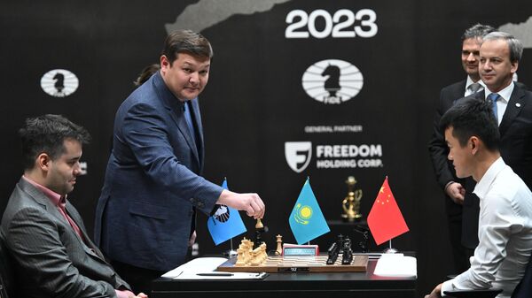 Гроссмейстеры Ян Непомнящий (Россия) и Дин Лижэнь (Китай) 