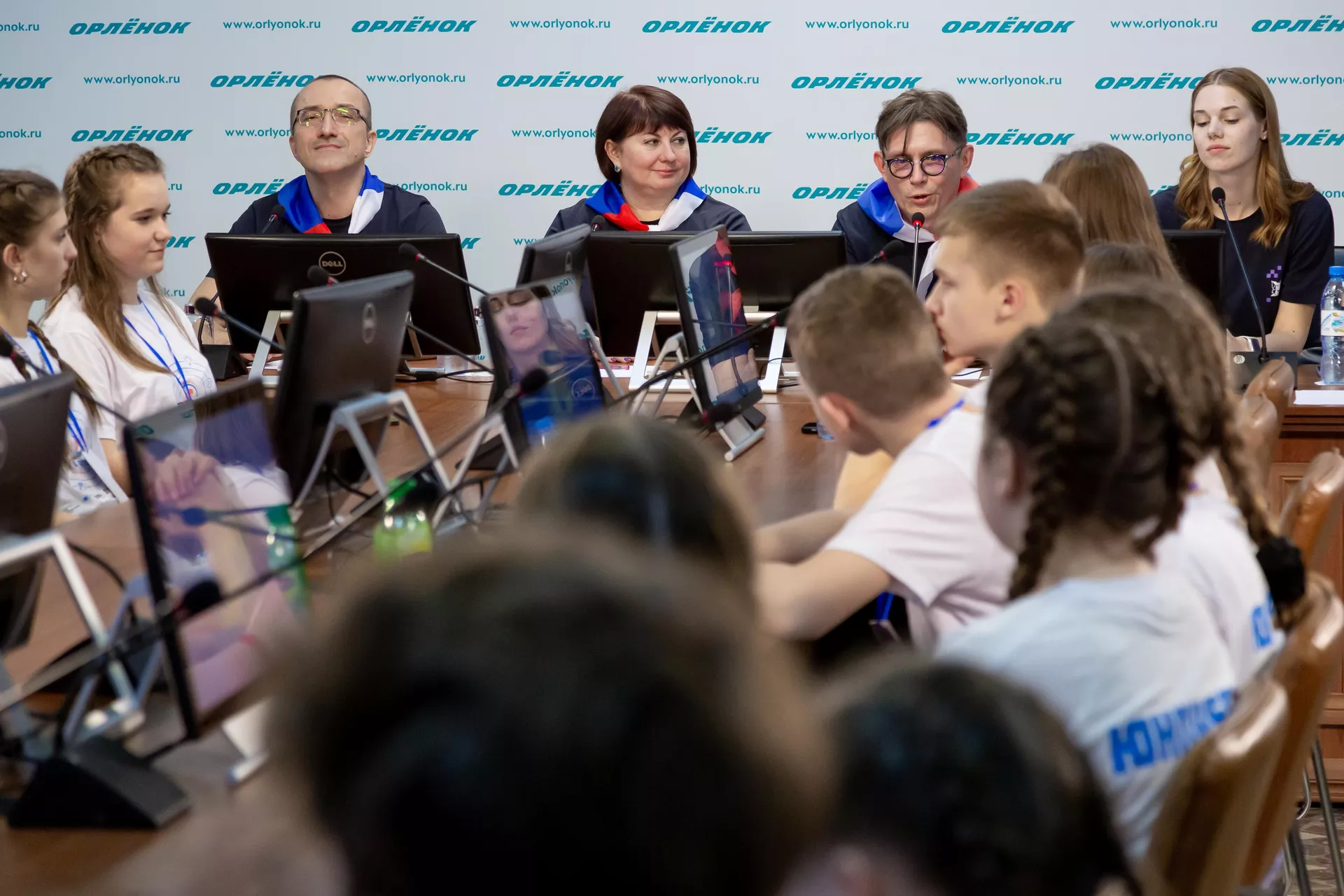 Начальник управления проектов в области образования МИА Россия сегодня Наталья Тюрина и корреспондент международного информационно агентства Sputnik Лев Рыжков в Орленке Начальник управления проектов в области образования МИА Россия сегодня Наталья Тюрина и корреспондент международного информационно агентства Sputnik Лев Рыжков в Орленке - РИА Новости, 1920, 26.04.2023