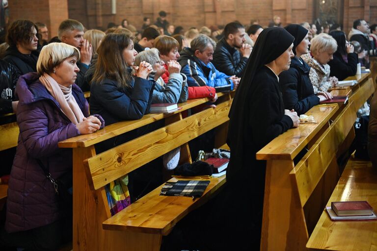 Верующие на праздничном пасхальном богослужении в католическом Кафедральном соборе Преображения Господня в Новосибирске