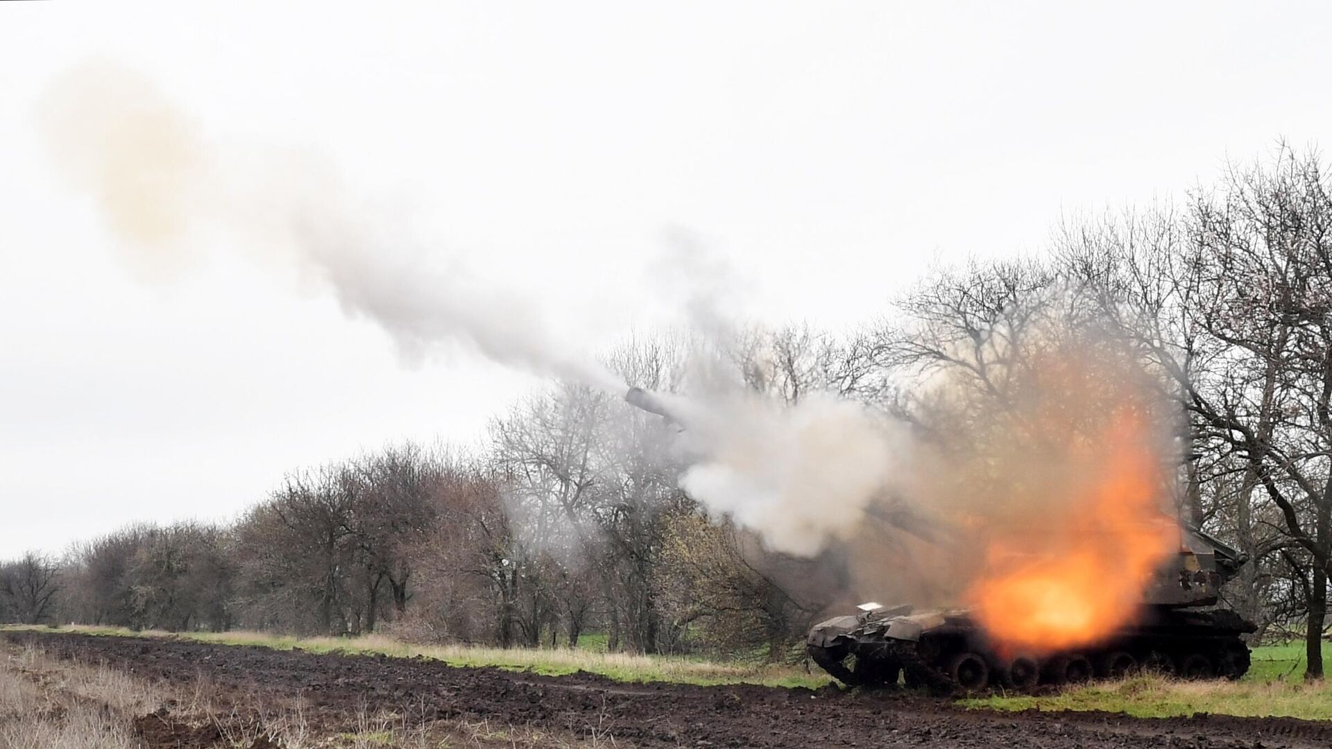 Самоходная артиллерийская установка Мста-С на боевой позиции в зоне проведения спецоперации - РИА Новости, 1920, 19.07.2023