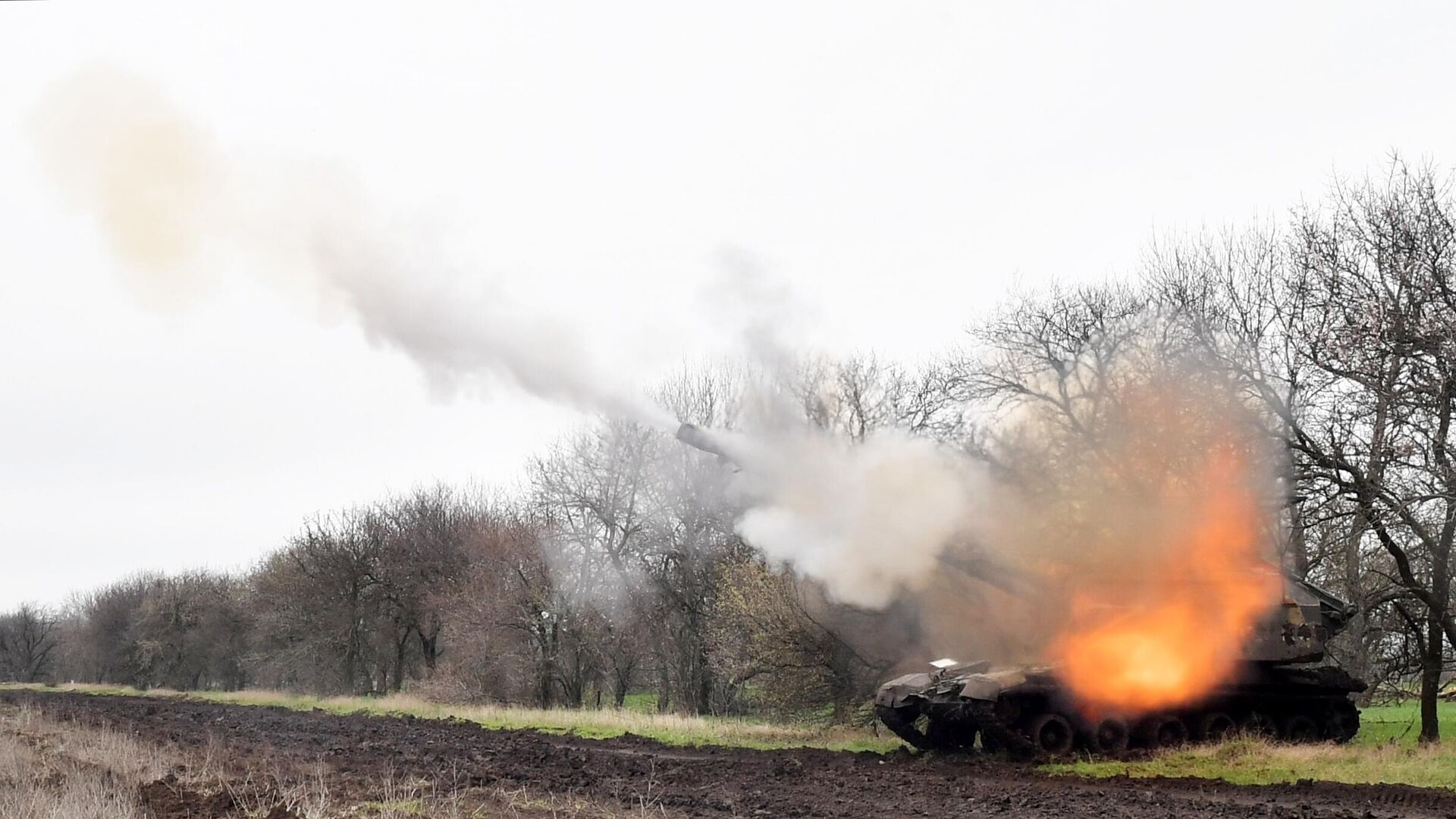 Самоходная артиллерийская установка Мста-С на боевой позиции в зоне проведения спецоперации - РИА Новости, 1920, 28.04.2023