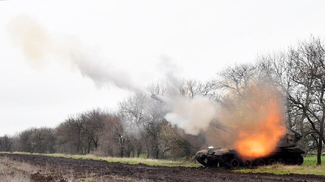 Самоходная артиллерийская установка Мста-С на боевой позиции в зоне проведения спецоперации