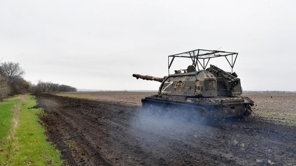 Самоходная артиллерийская установка Мста-С на боевой позиции в зоне проведения спецоперации