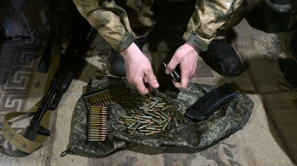 Боец спецназа Ахмат заряжает магазин патронами на кременском участке фронта в Донбассе