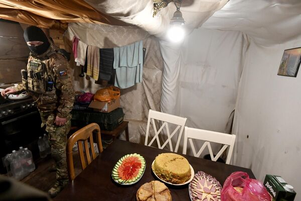 Боец спецназа Ахмат на кухне в блиндаже на кременском участке фронта в Донбассе