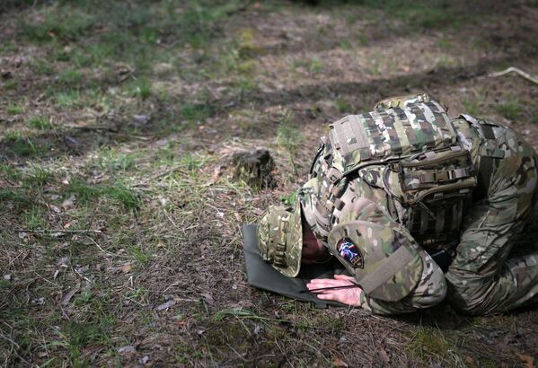 Боец спецназа Ахмат совершает намаз на кременском участке фронта в Донбассе
