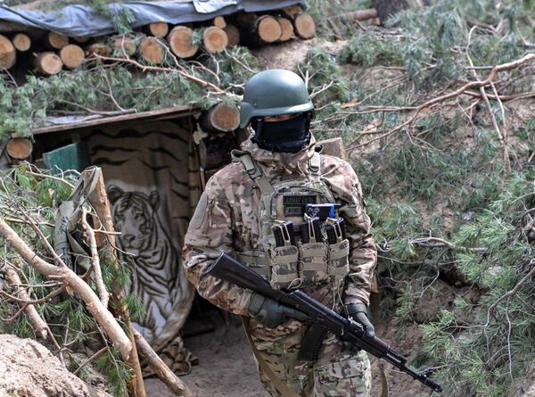 Боец спецназа Ахмат на позиции кременского участка фронта в Донбассе