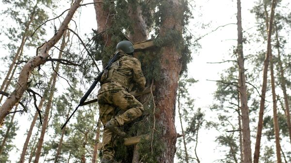 Спецназовец выдвигается на позицию, Донбасс
