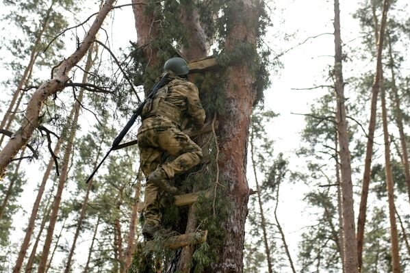 Снайпер спецназа Ахмат выдвигается на позицию на кременском участке фронта в Донбассе