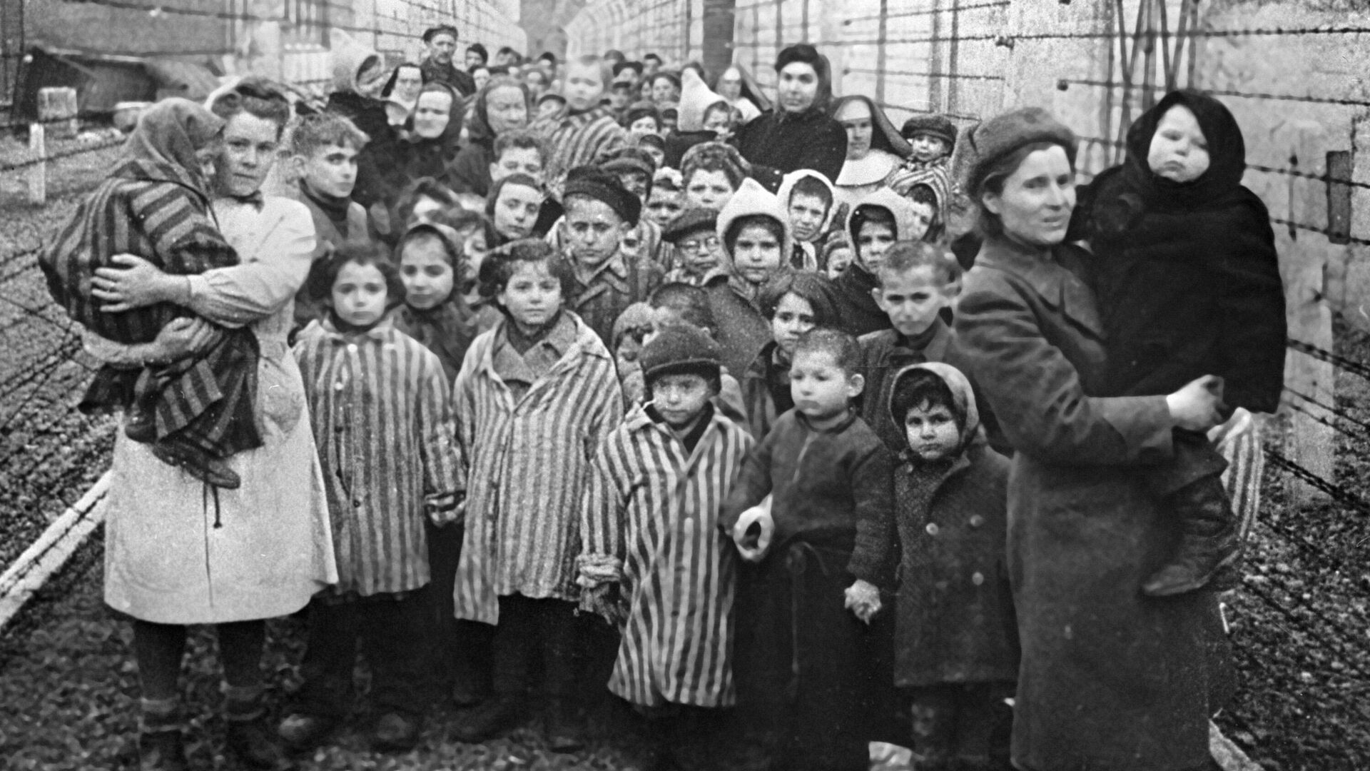 Советские врачи и представители Красного креста среди детей-узников лагеря смерти Освенцим в первые часы после его освобождения - РИА Новости, 1920, 11.04.2023