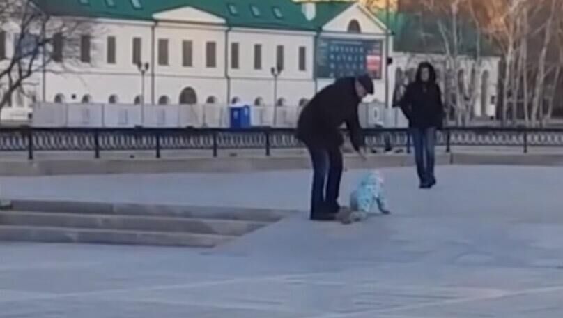 Мужчина выгуливает ребенка предположительно на поводке в центре Екатеринбурга - РИА Новости, 1920, 10.04.2023