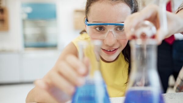 Девочка на уроке химии в школе
