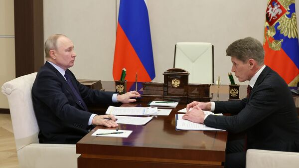 Президент РФ Владимир Путин и губернатор Приморского края Олег Кожемяко во время встречи