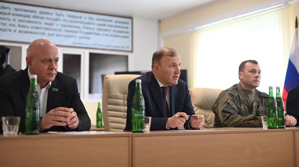 Глава Адыгеи Мурат Кумпилов во время встречи с призванными из республики артиллеристами, которые участвуют в СВО