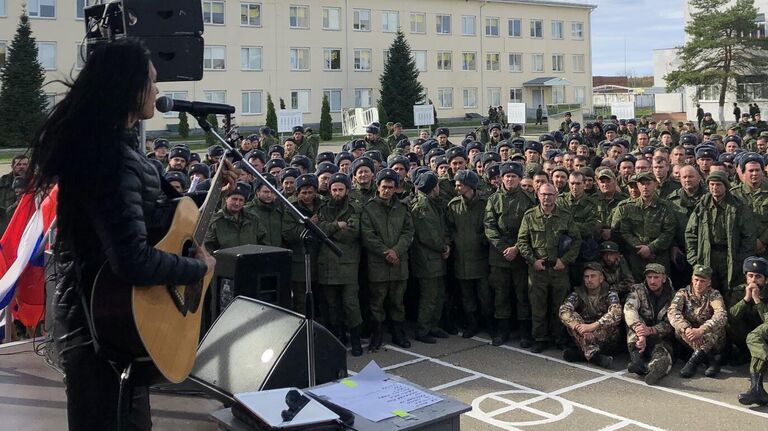 Выступление певицы Мары перед бойцами