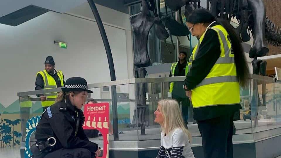 Задержание экоактивистов Just Stop Oil в музее Герберта в Ковентри - РИА Новости, 1920, 11.04.2023