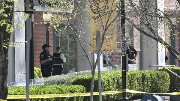 Полицейские на месте стрельбы в Луисвилле