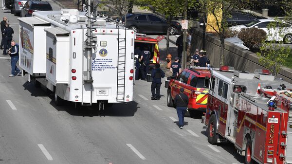 Полицейские и пожарные на месте стрельбы в Луисвилле, штат Кентукки. 10 апреля 2023 года