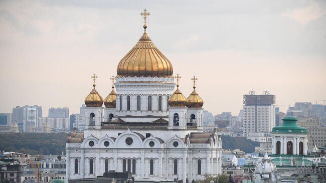 Вид на Храм Христа Спасителя в Москве