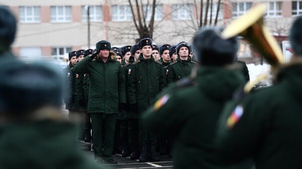 Призывники на торжественном построении на плацу перед отправкой в вооруженные силы РФ