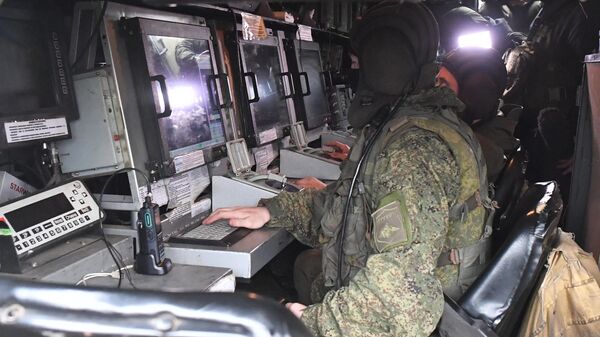 Военнослужащие ВС РФ в кабине командной машины зенитно-ракетного комплекса (ЗРК) Бук-М3. Архивное фото