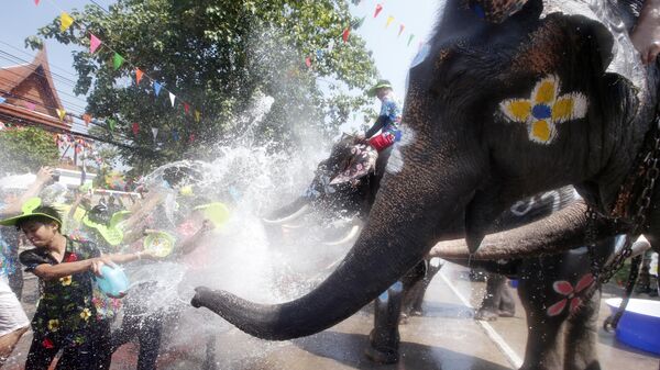 Празднование тайского Нового года Сонгкран в провинции Аюттхая, Таиланд