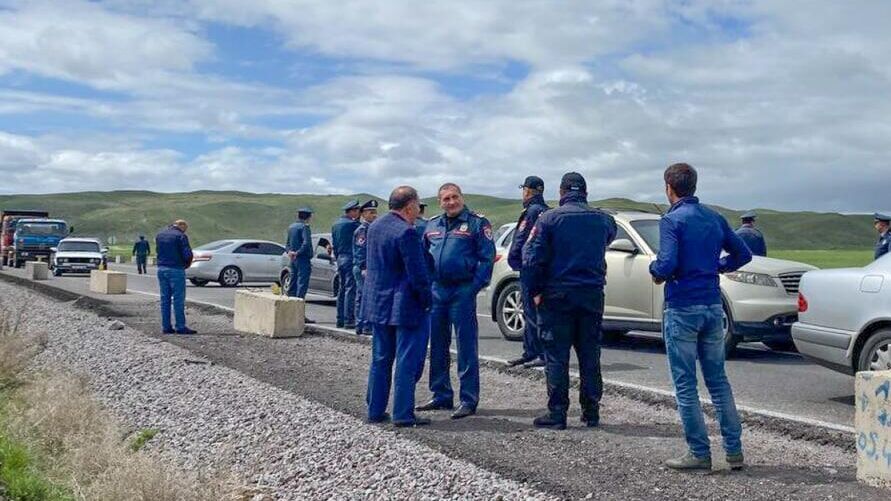 Родственники пленных из Ширакской области перекрыли участок автомагистрали Гюмри-Ереван - РИА Новости, 1920, 11.04.2023