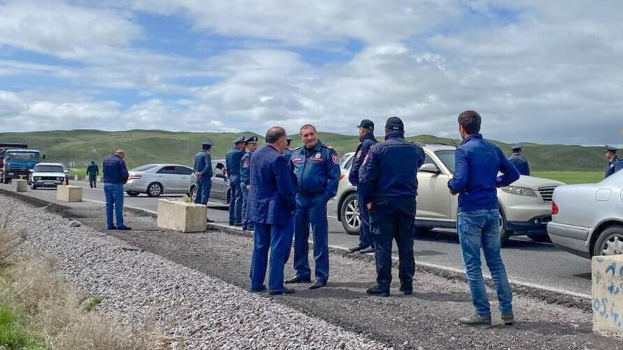 Родственники пленных из Ширакской области перекрыли участок автомагистрали Гюмри-Ереван - РИА Новости, 1920, 11.04.2023