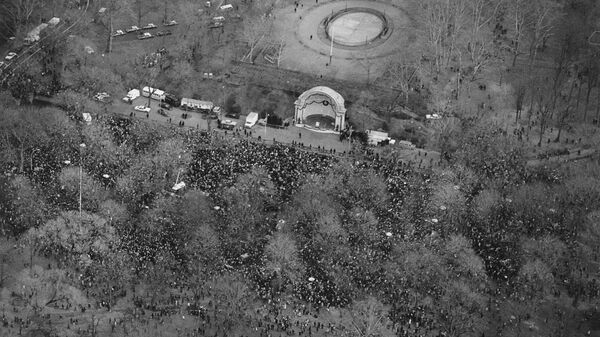 Поклонники группы The Beatles собираются на поминальную службу по убитому музыканту Джону Леннону в Центральном парке Нью-Йорка. 15 декабря 1980