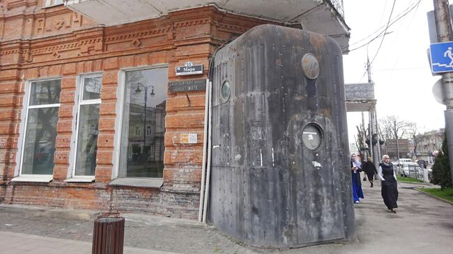 Исторический дом на Проспекте Мира во Владикавказе с пристройкой из 90-х, владелец хотел открыть ночной клуб и сделал вход якобы из корпуса подводно