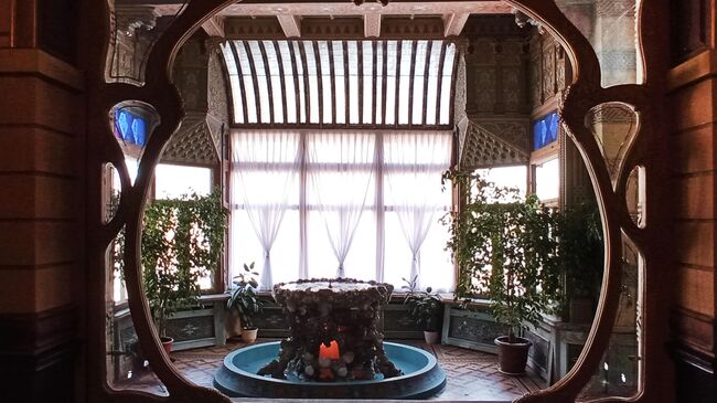 Особняк Оганова во Владикавказе, рама необычной формы, соединяющая зал и веранду