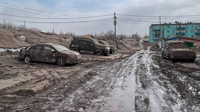 Автомобили, покрытые пеплом, в поселке Ключи