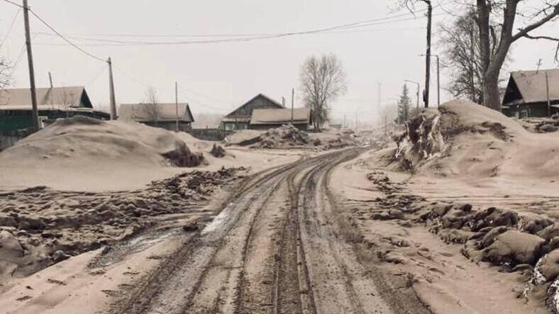 Дорогая, покрытая пеплом в результате извержения вулкана Шивелуч в Усть-Камчатском районе - РИА Новости, 1920, 11.04.2023