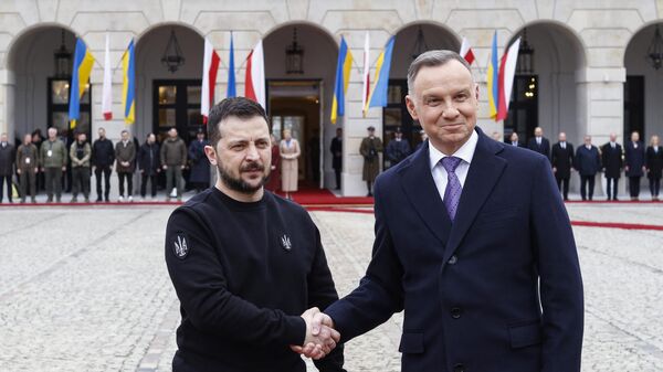 Президент Украины Владимир Зеленский и президент Польши Анджей Дуда во время церемонии приветствия перед президентским дворцом в Варшаве
