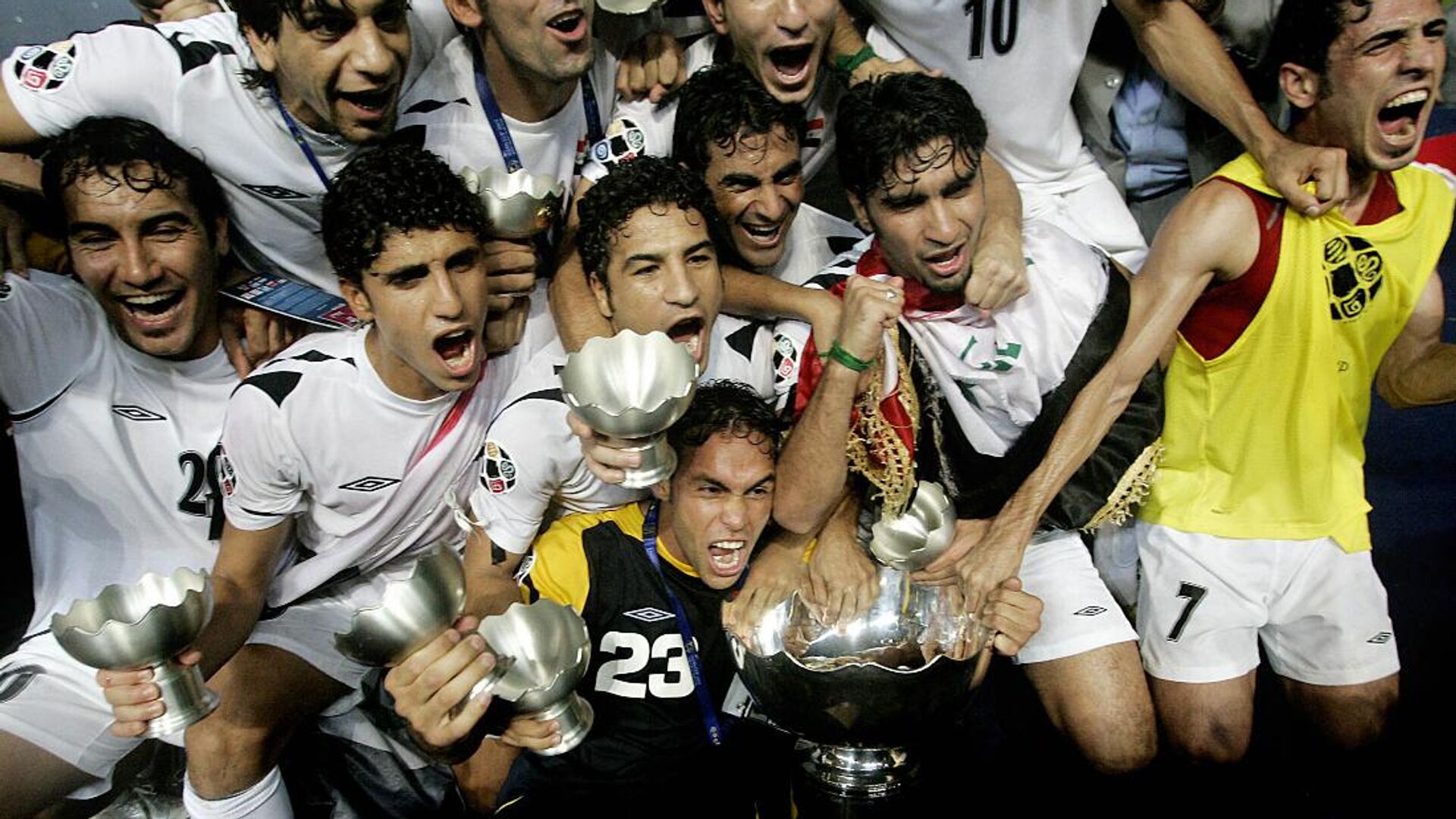 Сборная Ирака по футболе празднует победу ну Кубке Азии в 2007 году - РИА Новости, 1920, 13.04.2023