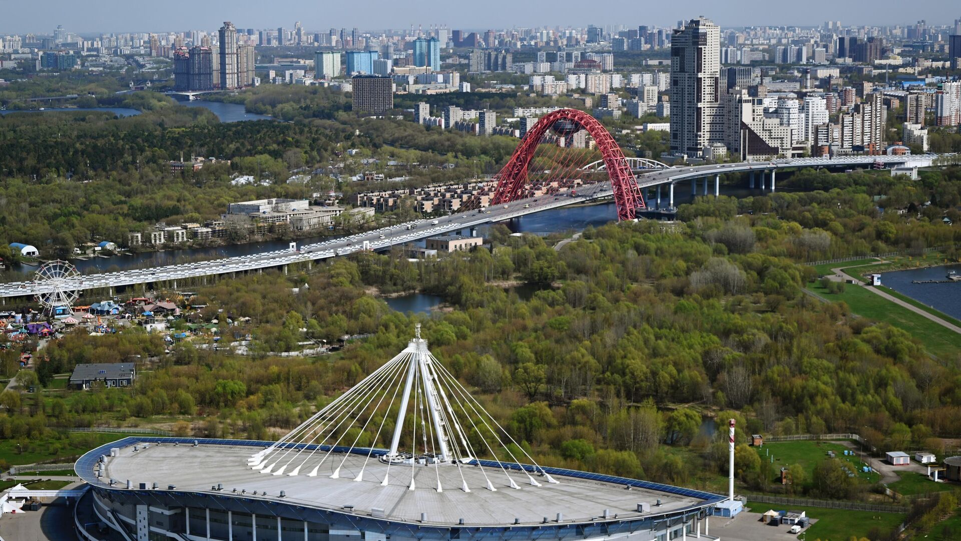 Ледовый дворец Крылатское (на первом плане), Живописный мост и проспект Маршала Жукова в Москве - РИА Новости, 1920, 04.06.2024