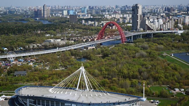 Ледовый дворец Крылатское (на первом плане), Живописный мост и проспект Маршала Жукова в Москве