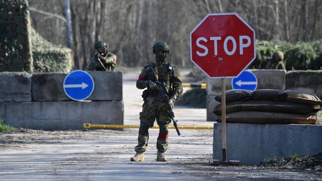 Военнослужащие воздушно-десантных войск Белоруссии дежурят на контрольно-пропускном пункте в Гомельской области неподалеку от белорусско-украинской границы