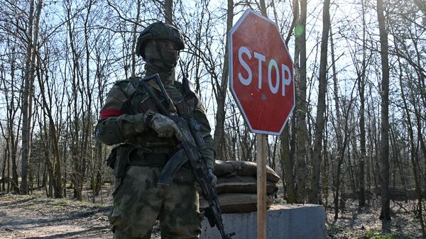 Военнослужащий ВДВ Белоруссии дежурит на КПП в Гомельской области недалеко от украинской границы