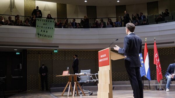 Президент Франции Эммануэль Макрон во время выступления в институте Nexus в Гааге, Нидерланды