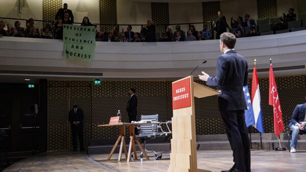 Президент Франции Эммануэль Макрон во время выступления в институте Nexus в Гааге, Нидерланды