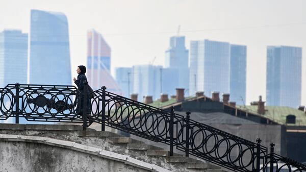 Девушка идет по Садовническому мосту через Водоотводный канал в Москве