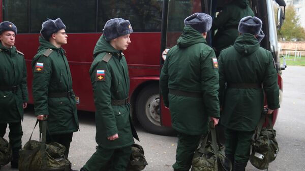 Призывники садятся в автобус перед отправкой на срочную службу в вооруженные силы РФ