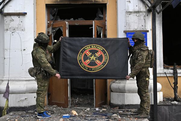 Бойцы ЧВК Вагнер около здания районной администрации в Артемовске