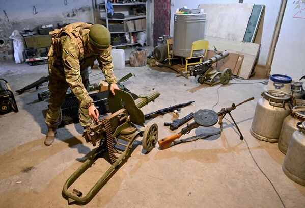 Боец ЧВК Вагнер демонстрирует трофейное оружие, найденное на позициях ВСУ в Артемовске